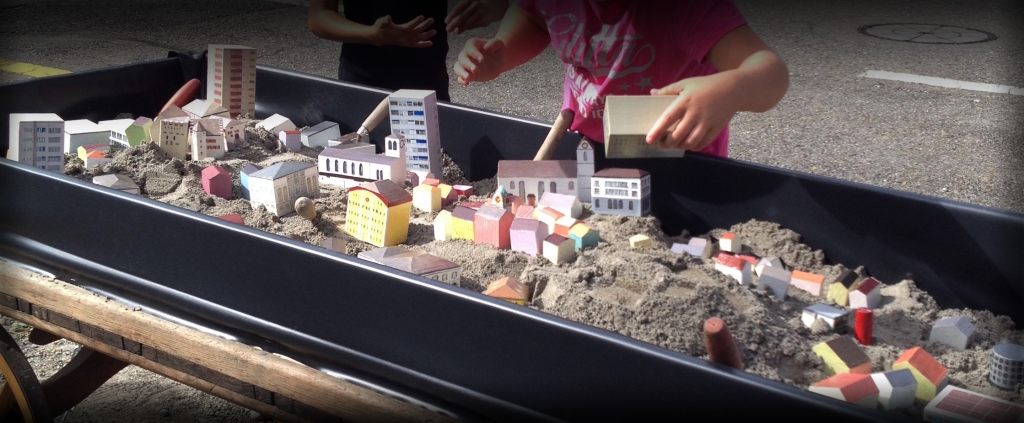 kinder-am-sandmobil